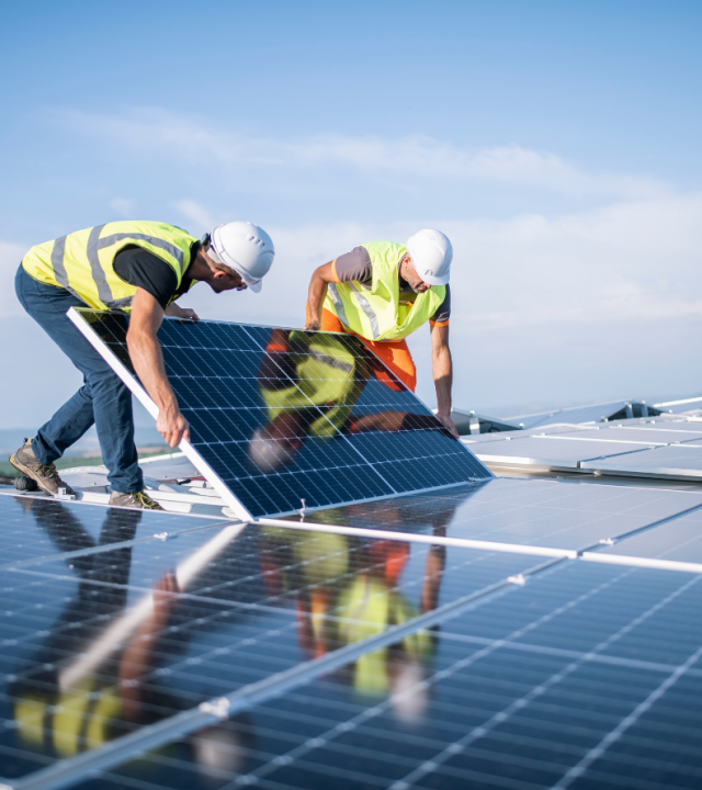 foto di due operai che montano un pannello fotovoltaico