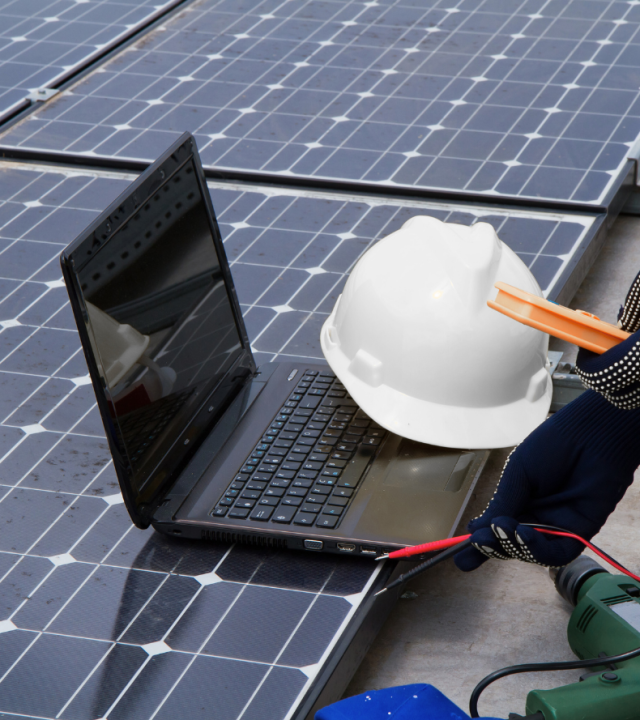pc e casco di un tecnico di eurosystem energia fotovoltaico cagliari